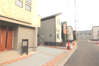 【前面道路含む現地写真】 | 日野市宮　全１５棟　３号棟　仲介手数料無料