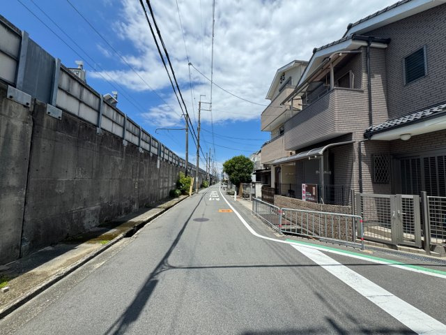 堺市西区鳳中町九丁　中古戸建の前面道路含む現地写真