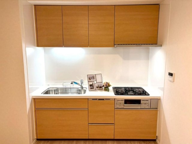 日商岩井香枦園マンション2号棟のキッチン|2026年5月　新調
食器洗乾燥機付きで家族の食器もピカピカ。後片付けもラクラクこなせて、日々の生活には欠かせない便利設備。環境にも手にも優しいのがうれしいですね。