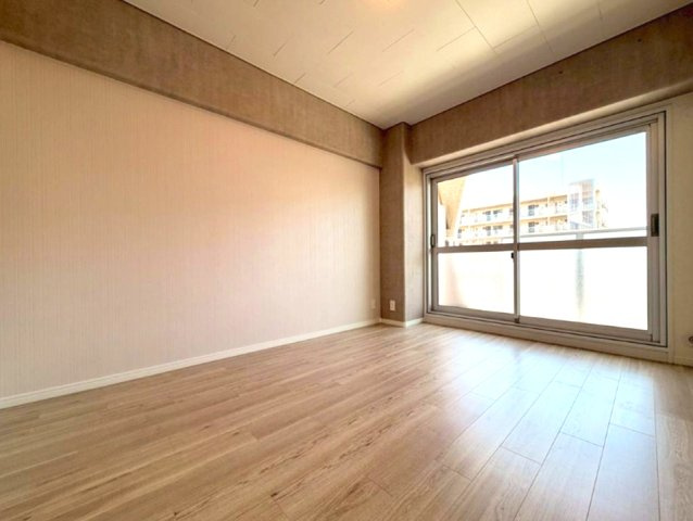 日商岩井香枦園マンション2号棟の洋室|2026年5月　フロアタイル・クロス張替
大きな窓からたっぷりの日差しが降り注ぐ明るい室内です