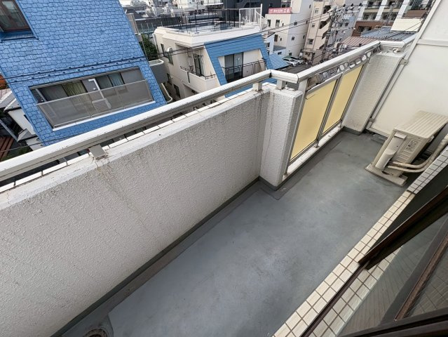 ロイヤルマンション市川のバルコニー