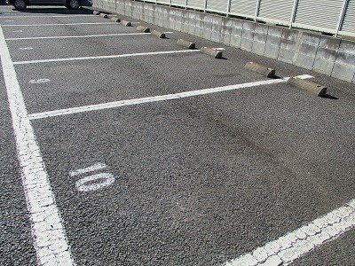 レオパレスティンカーベルの駐車場