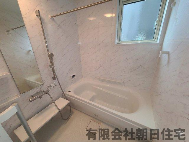 【浴室】 | 東出雲町揖屋中古戸建 | 広くて窓のある明るいお風呂です