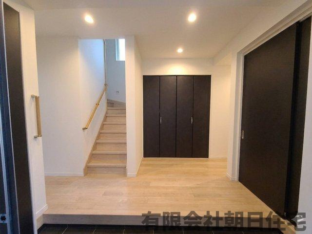 【玄関】 | 東出雲町揖屋中古戸建 | 収納豊富で使いやすい玄関です