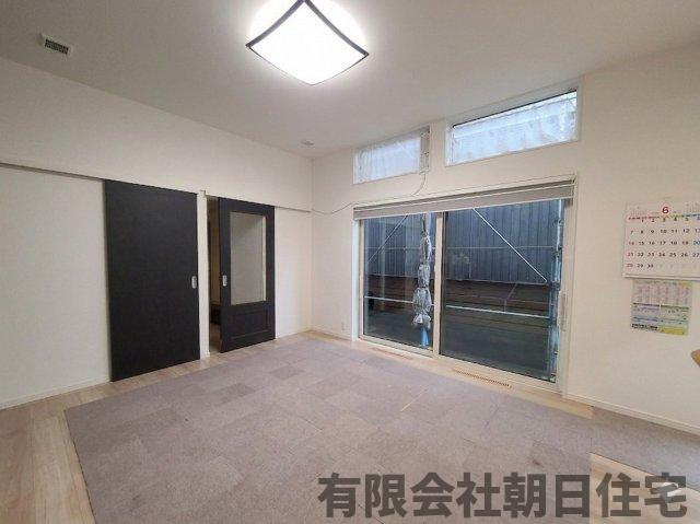 【居間・リビング】 | 東出雲町揖屋中古戸建 | トリプルガラスの窓で明るく断熱性の高いリビングです。