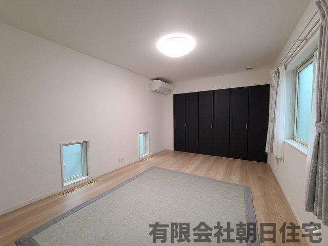 【洋室】 | 東出雲町揖屋中古戸建 | 北側に小窓があり風通しも良好です