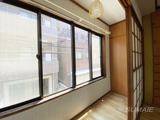 Ｋ＆Ｔビルの内装|洋室はサンルームのように仕切りがあります☆