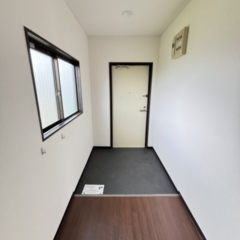 私市ロイヤルマンションの玄関