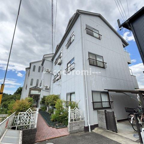 私市ロイヤルマンションの外観