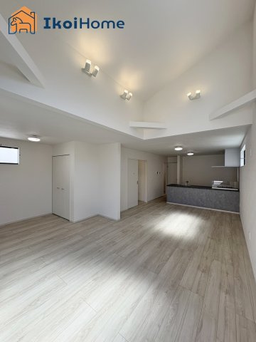 明石市大道町1丁目　1期　全2棟　1号棟　新築戸建の居間・リビング|【ホームページに現地動画掲載中】●年中無休：当日予約可●広々LDK24.8帖は2階にございます！
