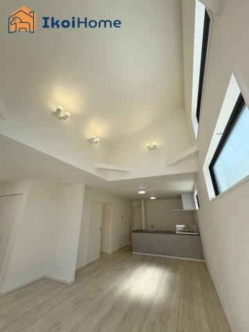 明石市大道町1丁目　1期　全2棟　1号棟　新築戸建の居間・リビング|【ホームページに現地動画掲載中】●年中無休：当日予約可●ダウンライトがお洒落なLDK24.8帖！