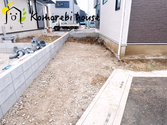 さいたま市見沼区南中野　ガーデンパーク　3期　新築一戸建て　ブルーミングガーデン　17の駐車場|10/23撮影