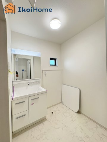 明石市大道町1丁目　全2棟　2号棟　新築戸建の洗面所|【ホームページに現地動画掲載中】●年中無休：当日予約可●洗濯パン未設置。約5000〜15000円で可
