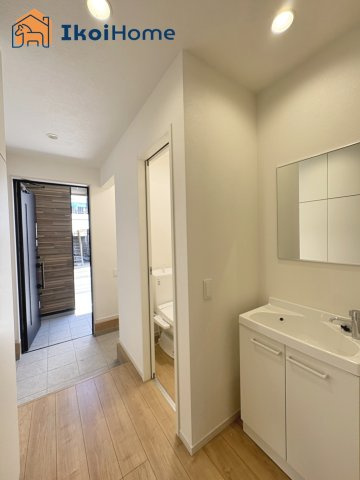 明石市大道町1丁目　全2棟　2号棟　新築戸建のエントランス|【ホームページに現地動画掲載中】●年中無休：当日予約可●1階にも洗面台があります！