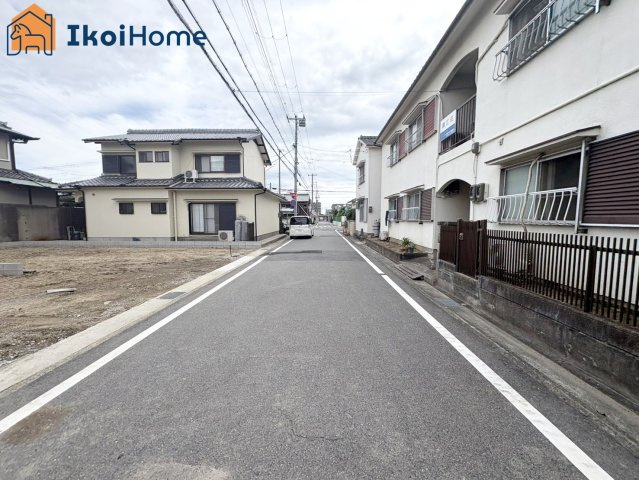明石市大道町1丁目　全2棟　2号棟　新築戸建の前面道路含む現地写真|●資料・カタログのご請求無料●前面道路は西側4ｍになります。交通量少なく安心の住環境です。