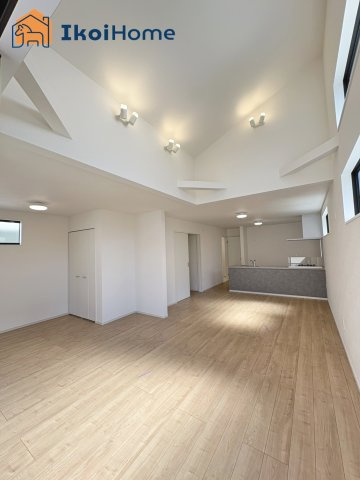 明石市大道町1丁目　全2棟　2号棟　新築戸建の居間・リビング|【ホームページに現地動画掲載中】●年中無休：当日予約可●LDK約24.9帖で広々！天井がお洒落です