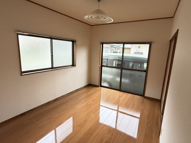 仁井田町寺前貸家の洋室