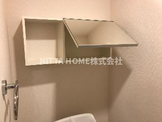 福知山市字前田のアパートのトイレ|トイレットペーパーなどを保管することができます◆
