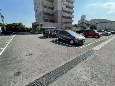 メゾンドクレチュールの駐車場