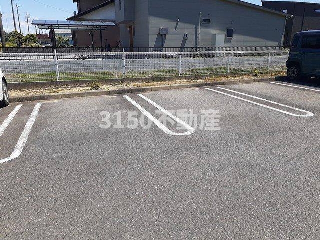 グリーンハウス東中島の駐車場|駐車場があるので、車を買う予定の方も安心です