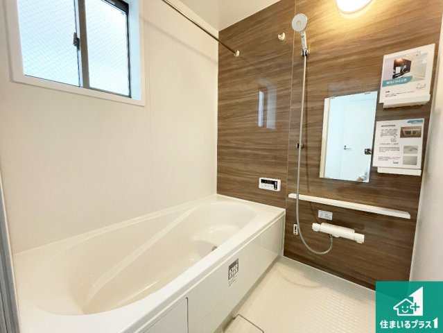 京都市伏見区深草仙石屋敷町　第1期　新築一戸建ての浴室|足をゆったり伸ばして寛げる浴槽です。窓が設けられていますので差し込む光が明るく穏やかな雰囲気にしてくれます♪浴室乾燥機も設置しているので、雨の日の洗濯物も安心です♪