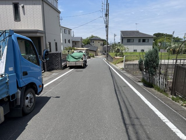 常滑市苅屋町6丁目　中古戸建の前面道路含む現地写真