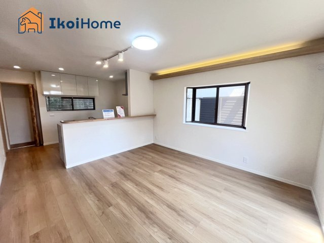 神戸市西区天が岡　中古戸建の居間・リビング|●年中無休：・当日予約可●1階のLDK14帖です。カウンターキッチンからは室内が見渡せます。