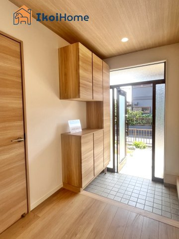 神戸市西区天が岡　中古戸建の収納|●年中無休：当日予約可●玄関になります。コの字型の大型靴箱がございます！ご家族全員の靴が収納可能です！