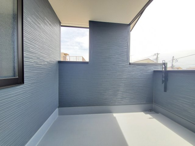 八潮市　八條　新築戸建　全1棟のバルコニー|掲載写真は施工例です。実際の建物のご内覧はもちろん、資金計画やライフプランに寄り添ったご提案もいたします。住まい探しの不安や疑問もお気軽にご相談ください。