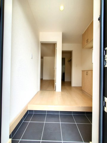 八潮市　八條　新築戸建　全1棟の玄関|掲載写真は施工例です。建物の雰囲気や設備仕様、実際の暮らし方までイメージしやすくご案内いたします。