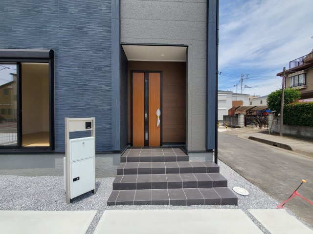 八潮市　八條　新築戸建　全1棟の玄関|掲載写真は施工例です。気になる設備や収納、生活動線など、毎日の暮らし目線で丁寧にご紹介いたします。
