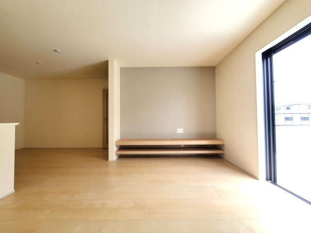 八潮市　八條　新築戸建　全1棟の居間・リビング|掲載写真は施工例です。間取りや設備の特徴、暮らしやすさまで含めて、わかりやすくご案内いたします。