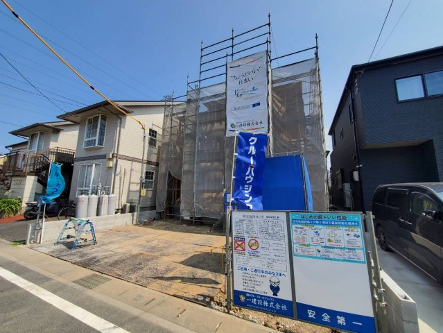 八潮市　八條　新築戸建　全1棟の前面道路含む現地写真|駐車スペース付きで日々の車利用にも便利。八潮駅までバス19分、通勤・通学やお出かけにも利用しやすい住環境です。
