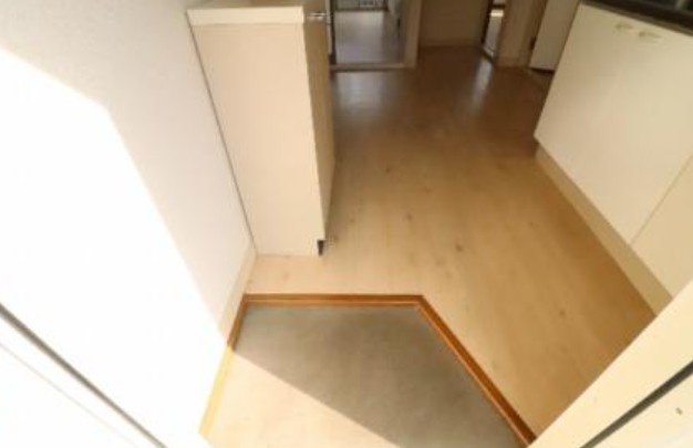 青梅市長淵５丁目のアパートの玄関