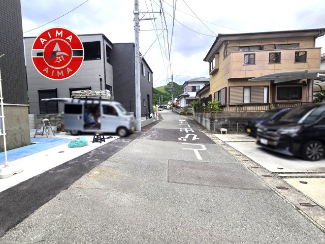 大野城市乙金東3丁目第1-2棟（1号棟）の前面道路含む現地写真|前面道路は閑静な住宅地をはしる車通りの少ない道路。お車の出し入れが苦手なママや小さなお子様にも安心ですね。しっかり舗装もされているので、ベビーカーや自転車で通っても快適に通行できます。