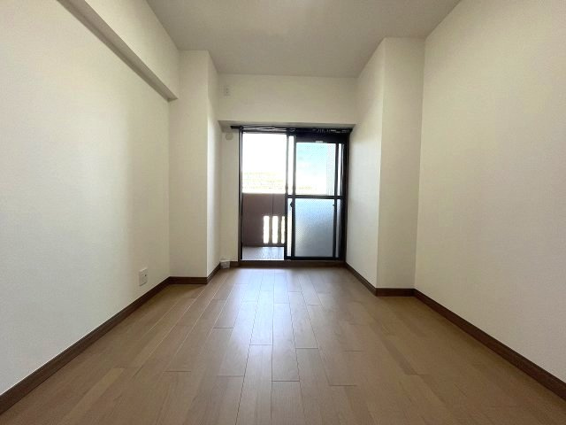 宝マンションサザンスクエア壱番館の洋室|窓から自然光が入り込むため部屋全体が明るく開放感があります。