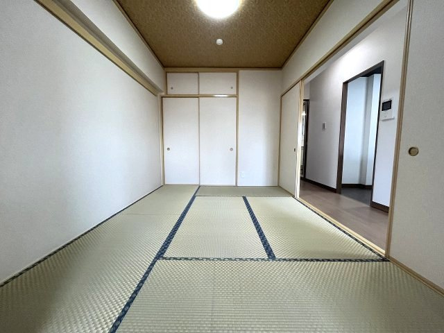 宝マンションサザンスクエア壱番館の和室|清潔感のある和室は畳の香りに包まれてゆったりと過ごすのに最適な空間です。