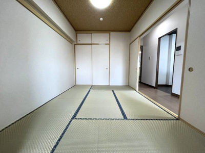 【和室】 | 宝マンションサザンスクエア壱番館 | 清潔感のある和室は畳の香りに包まれてゆったりと過ごすのに最適な空間です。