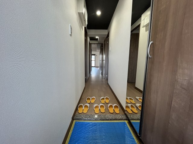 宝マンションサザンスクエア壱番館の玄関|収納が完備されているのでご家族の靴がスッキリ片付きます。※小物はディスプレイのため含まれません