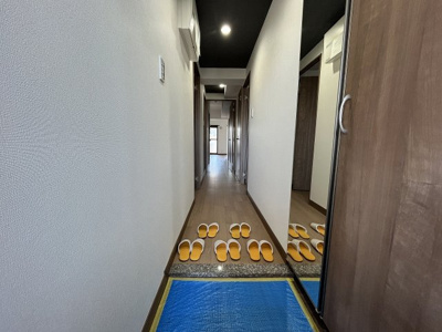 【玄関】 | 宝マンションサザンスクエア壱番館 | 収納が完備されているのでご家族の靴がスッキリ片付きます。※小物はディスプレイのため含まれません