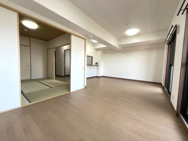 宝マンションサザンスクエア壱番館の居間・リビング|LDに和室が隣接、お子様の遊び場多目的など多目的に活用可能