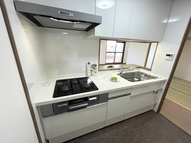 宝マンションサザンスクエア壱番館のキッチン|キッチンは会話が弾む対面式！※小物はディスプレイのため含まれません