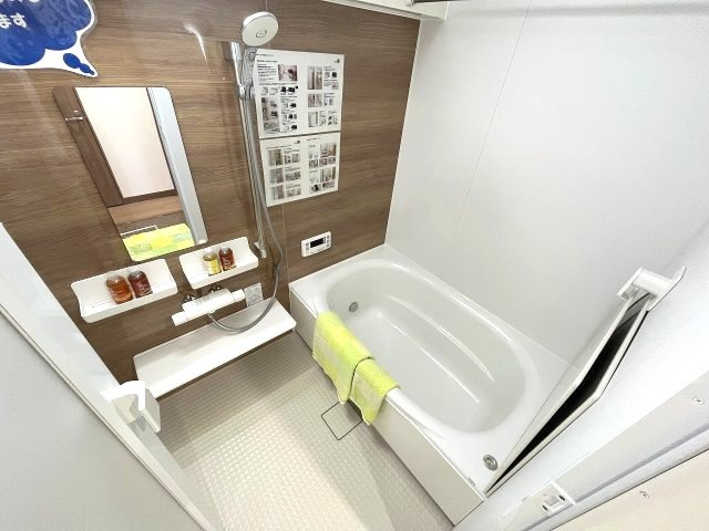 宝マンションサザンスクエア壱番館の浴室|足を伸ばしてリラックスできるゆったりとした浴槽です！※小物はディスプレイのため含まれません