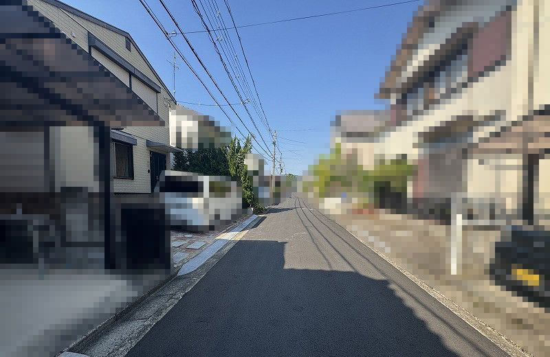 近江八幡市若葉町1丁目　中古戸建の前面道路含む現地写真