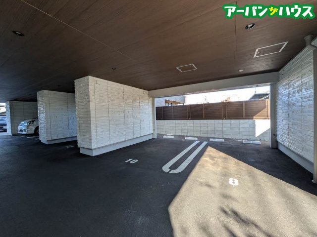シャーメゾン上中野の駐車場
