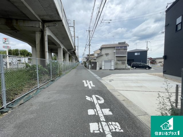 大津市真野　第4期　新築一戸建ての前面道路含む現地写真|周辺は落ち着いた街並みの住宅地！子育てがしやすい住環境です！まだ未完成ですが、現地でしかわからない事もございます。是非一度ご覧ください。
