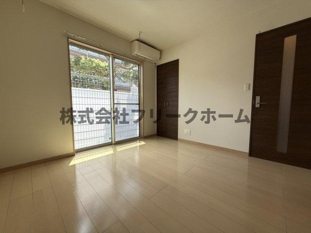 武蔵野市境南町２丁目のアパートの居間・リビング