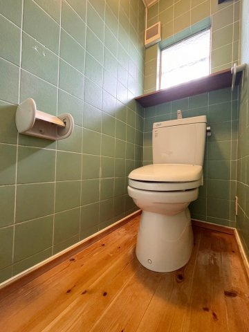【ReDream】円明寺葛原のトイレ|【トイレ】
レトロな雰囲気を感じるグリーンタイルのトイレです。窓付きで自然光が入り、換気もしやすい仕様。木目の床との組み合わせがやさしい印象の空間です。

室内（2025年9月）撮影