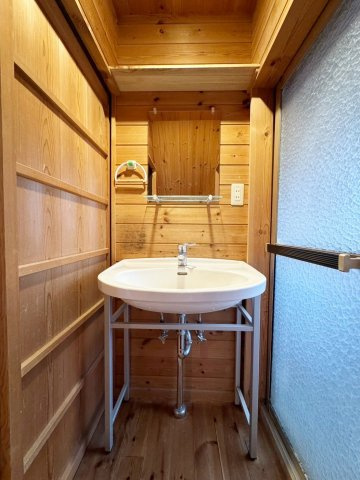 【ReDream】円明寺葛原の洗面所|【洗面所】
ナチュラルな木の質感が印象的な洗面スペースです。コンパクトながらも必要な設備がまとまり、落ち着いた雰囲気でお使いいただけます。

室内（2025年9月）撮影