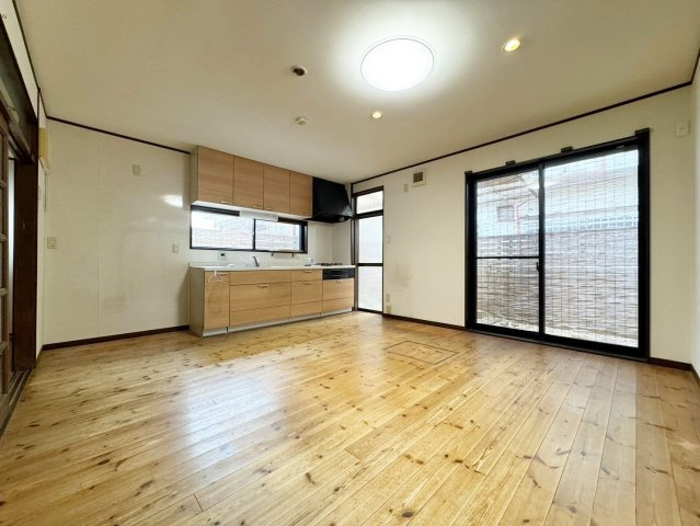 【ReDream】円明寺葛原のキッチン|【ダイニングキッチン】
大きな窓から自然光が差し込む、開放感のあるDKです。ナチュラルな木目の床と明るいキッチンが調和し、家族団らんの時間をゆったり過ごせる空間です。

室内（2025年9月）撮影